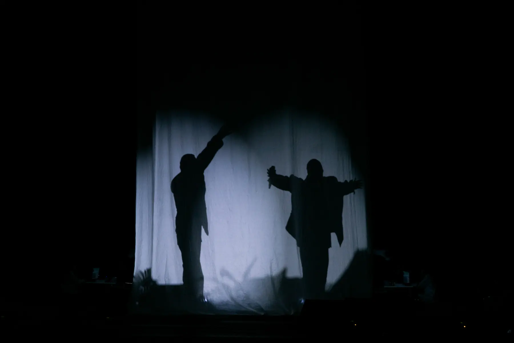 Marracash live, silhouettes on the curtain