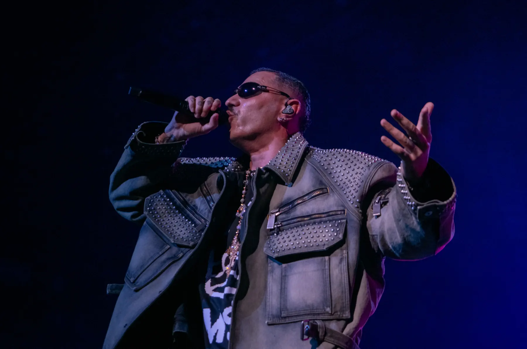 Marracash live, close-up at the microphone