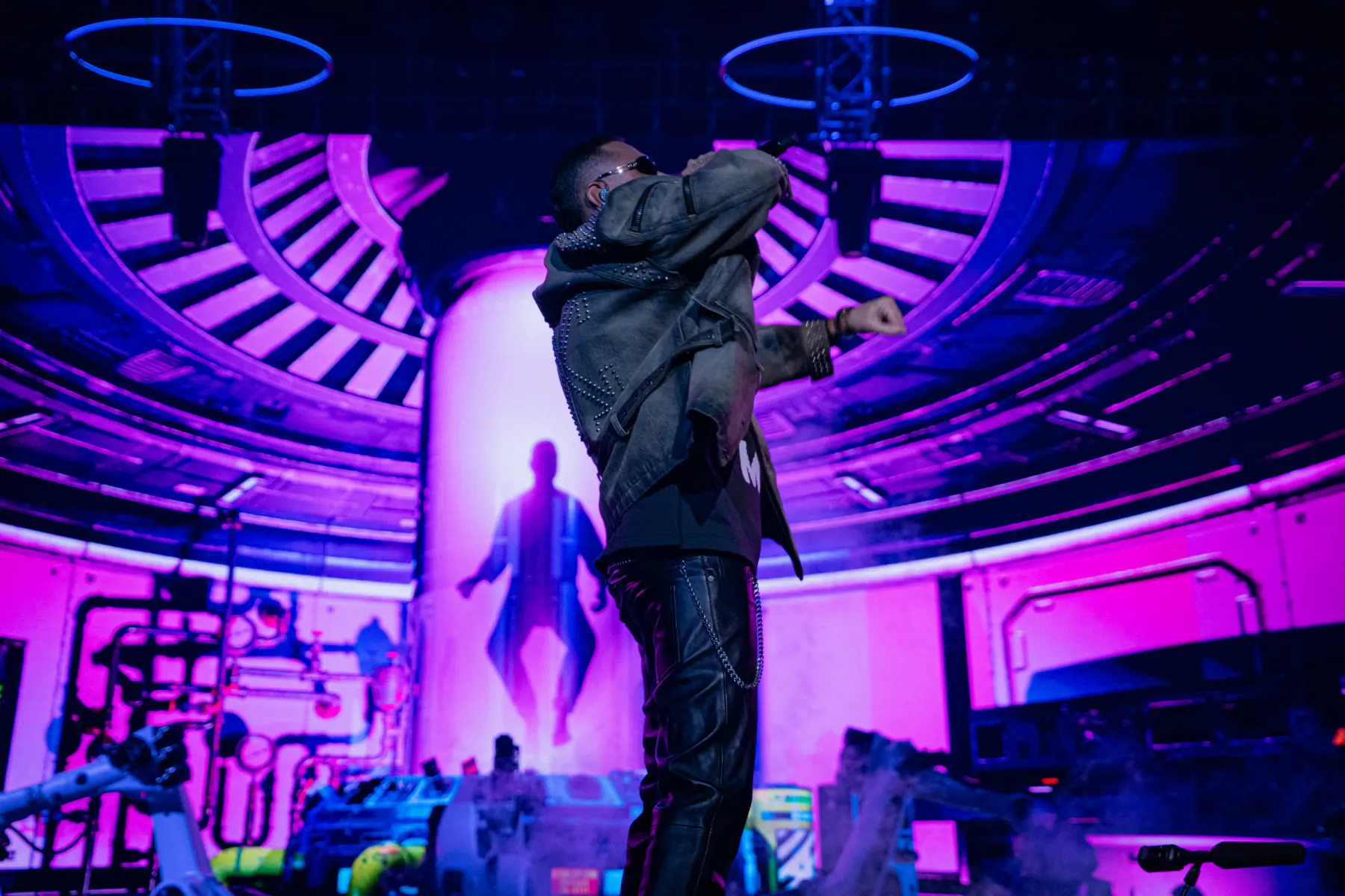 Marracash live on a pink lit stage